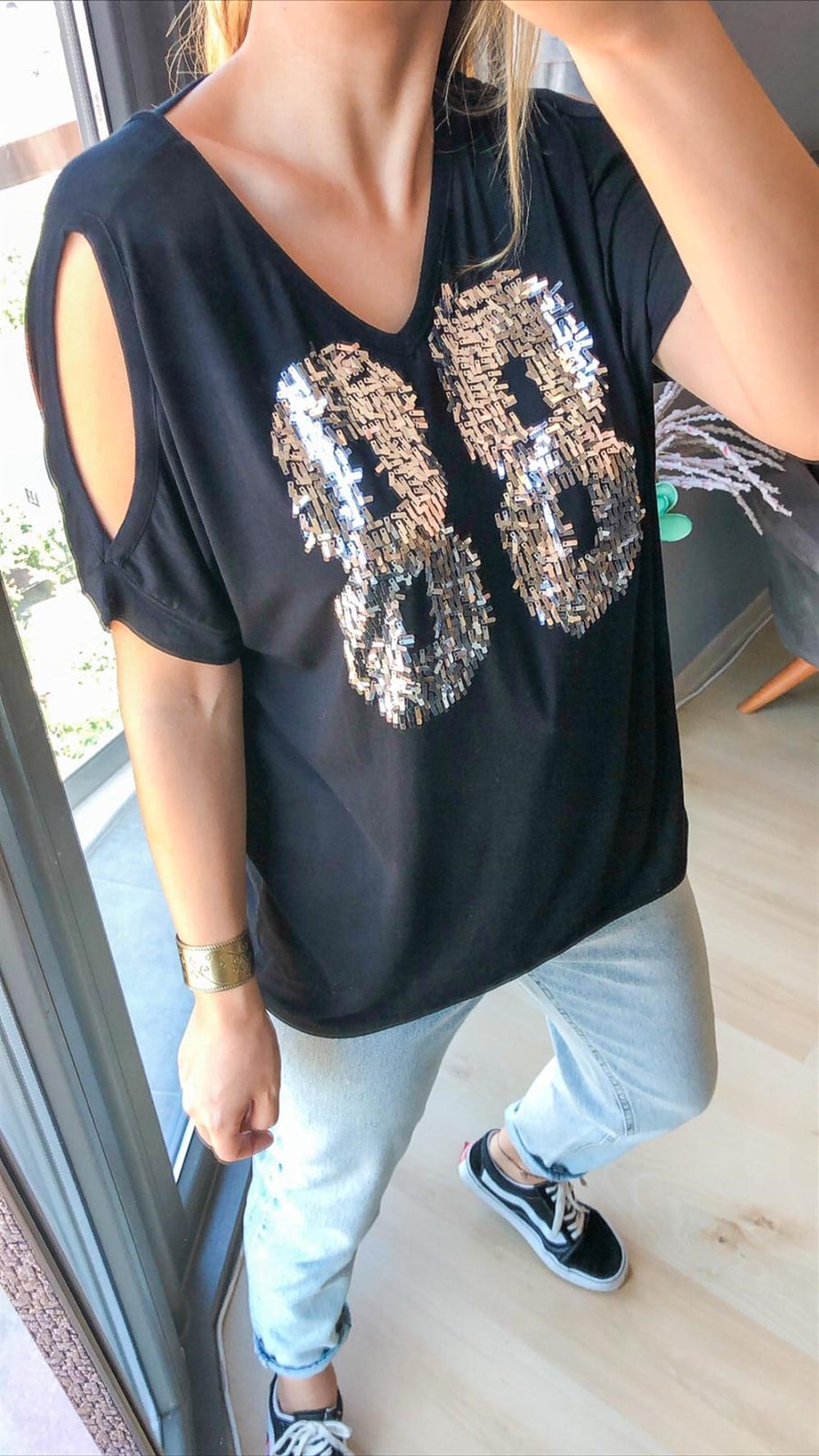 Omuzları Açık Siyah Tshirt