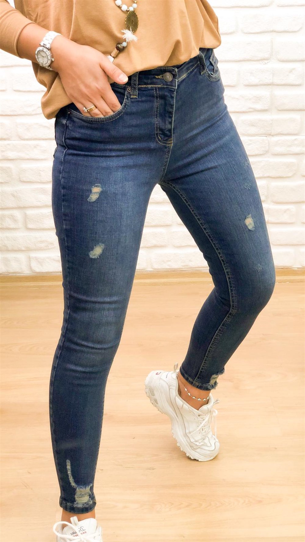 Dar Paça Yırtıklı Skinny Jean