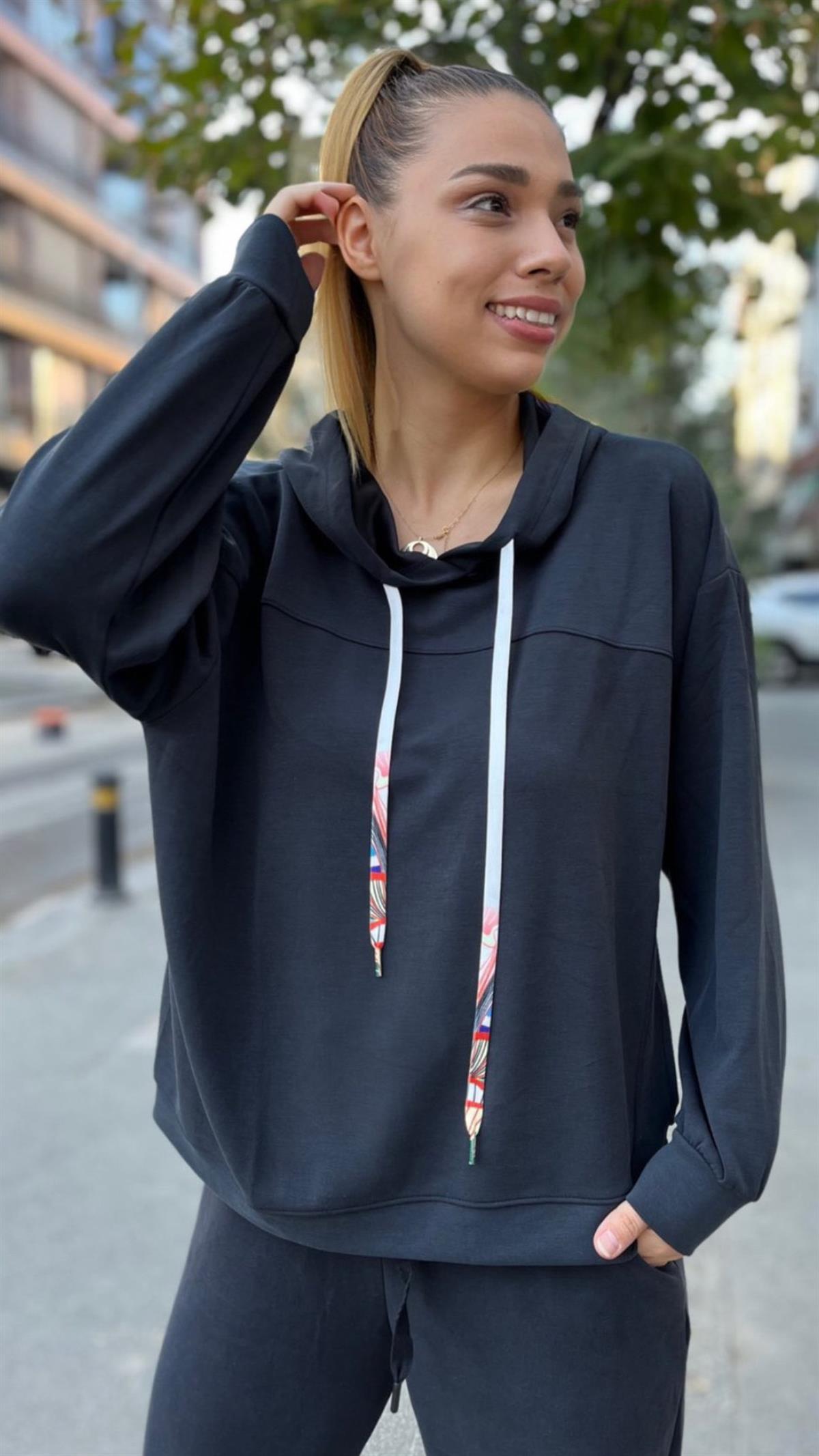 Model Sweatshirt 