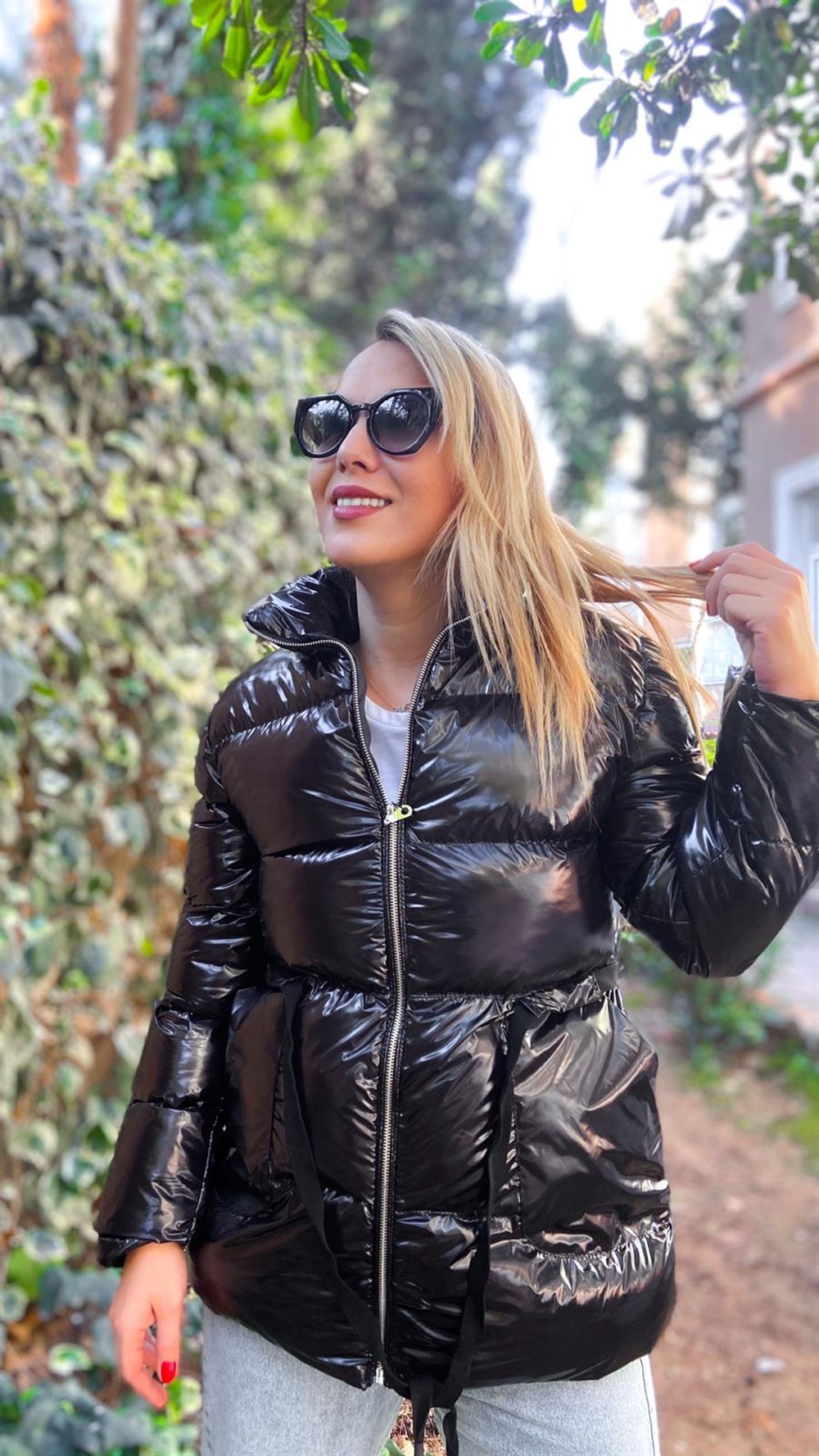 Parlak beli büzgülü Mont