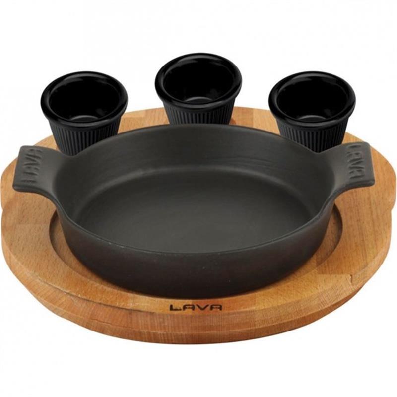 YUVARLAK KULPLU TAVA VE AHŞAP ALTLIKLI. ÇAP(Ø)18CM. (BU ÜRÜNE SOS KAPLARI DAHİL 