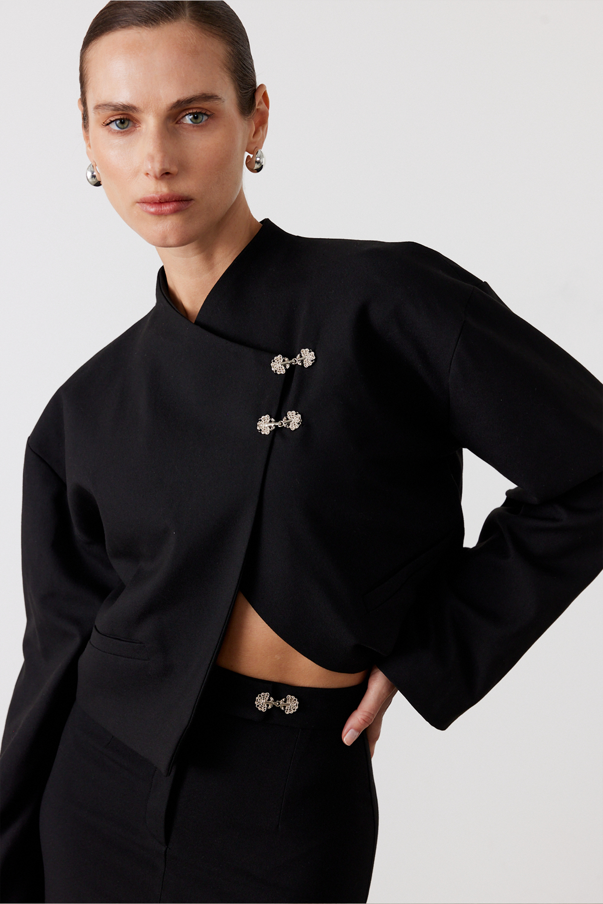 Metal Aksesuarlı Crop Blazer Ceket Siyah
