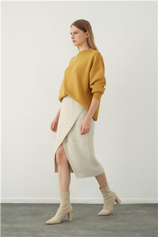 Asymmetrical slit midi knitted skirt