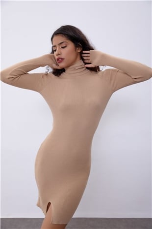Camel Yırtmaçlı Boğazlı Triko Elbise