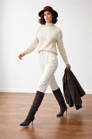 Ekru Dik Yakalı Kazak