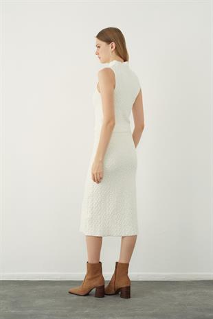 Embossed pattern midi knitted skirt