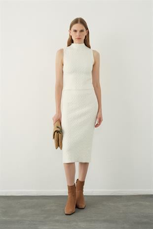 Embossed pattern midi knitted skirt