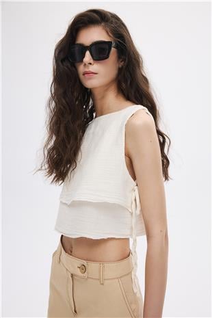 Ekru Yan Bağcıklı Bluz