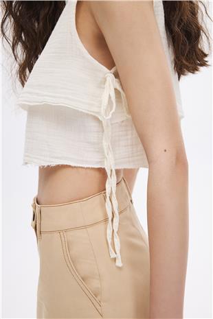 Ekru Yan Bağcıklı Bluz