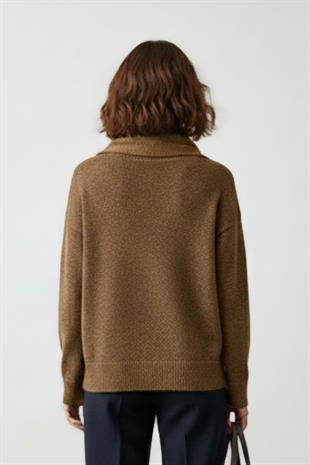 Kahverengi Atkılı Triko Kazak