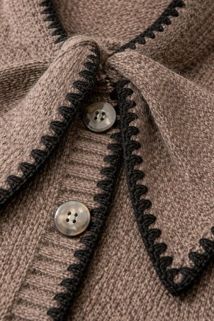 Kahverengi fularlı triko hırka