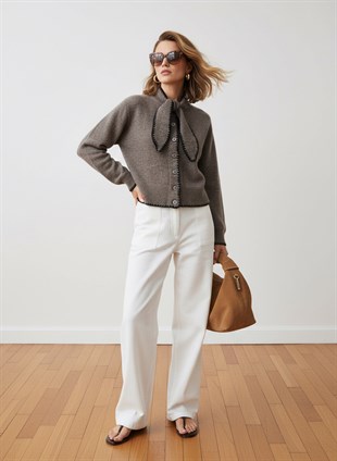 Kahverengi fularlı triko hırka