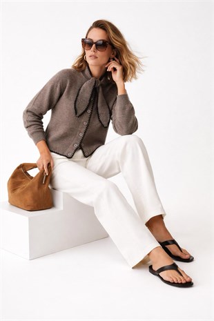 Kahverengi fularlı triko hırka