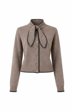 Kahverengi fularlı triko hırka