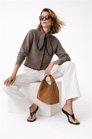 Kahverengi fularlı triko hırka