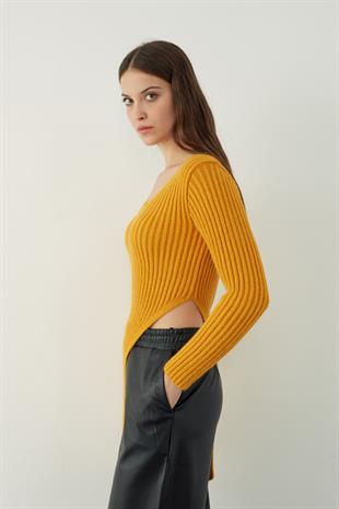 Asymmetrical cut knitted tunic