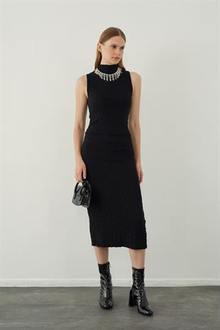Embossed pattern midi knitted skirt