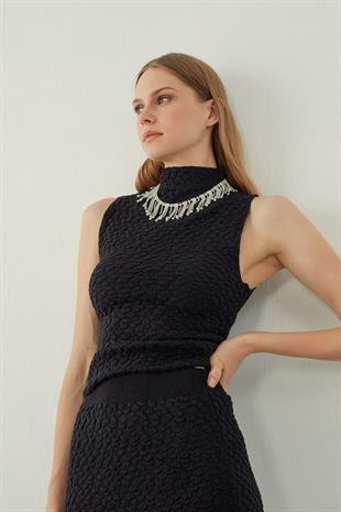 Embossed pattern midi knitted skirt