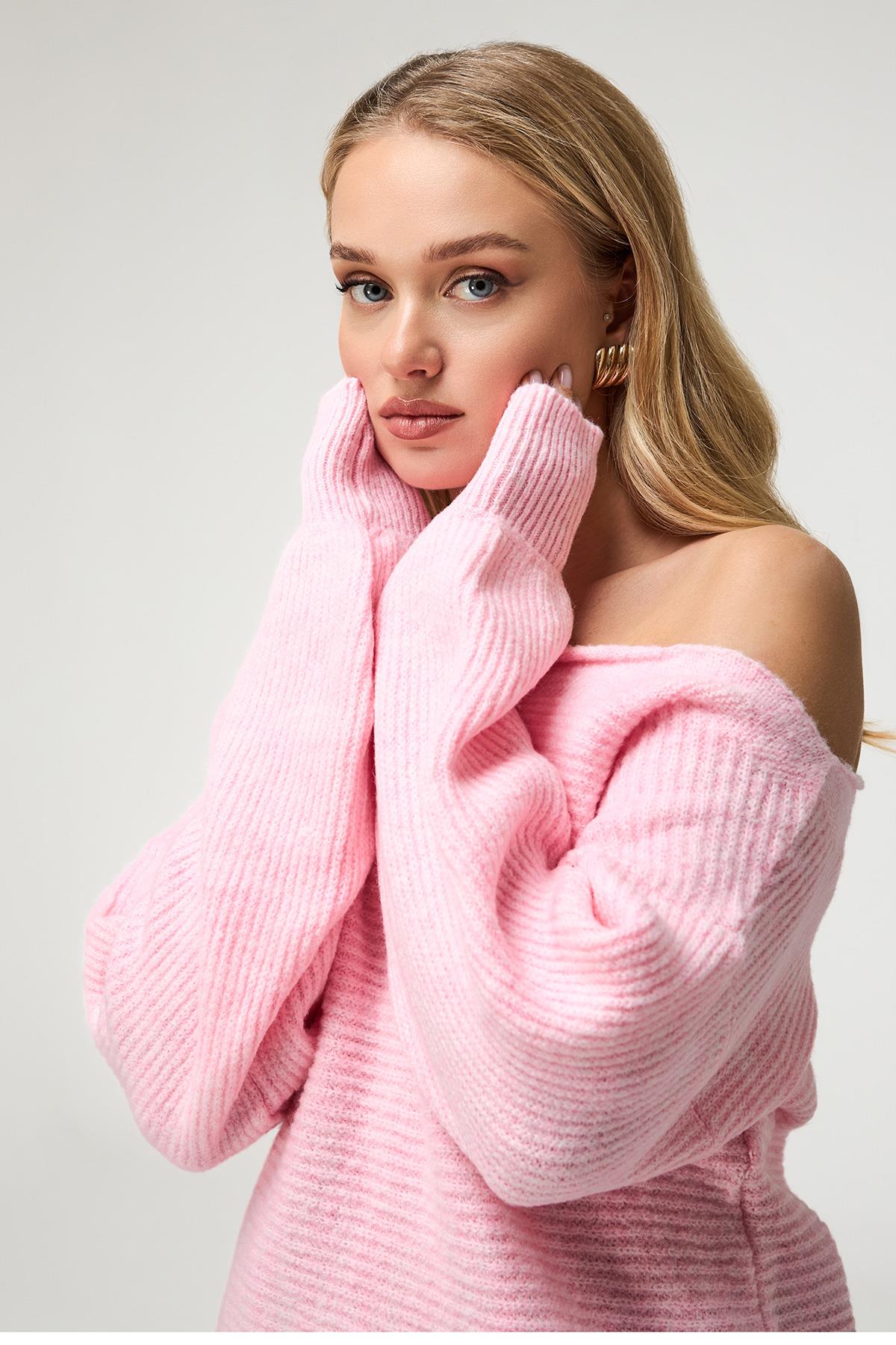 Kadın Açık Omuzlu Yün Karışımlı Oversize Kazak Pembe