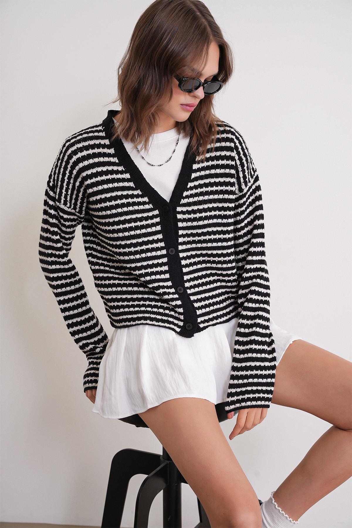 Kadın V Yaka İnce Çizgili Triko Hırka Siyah 6948