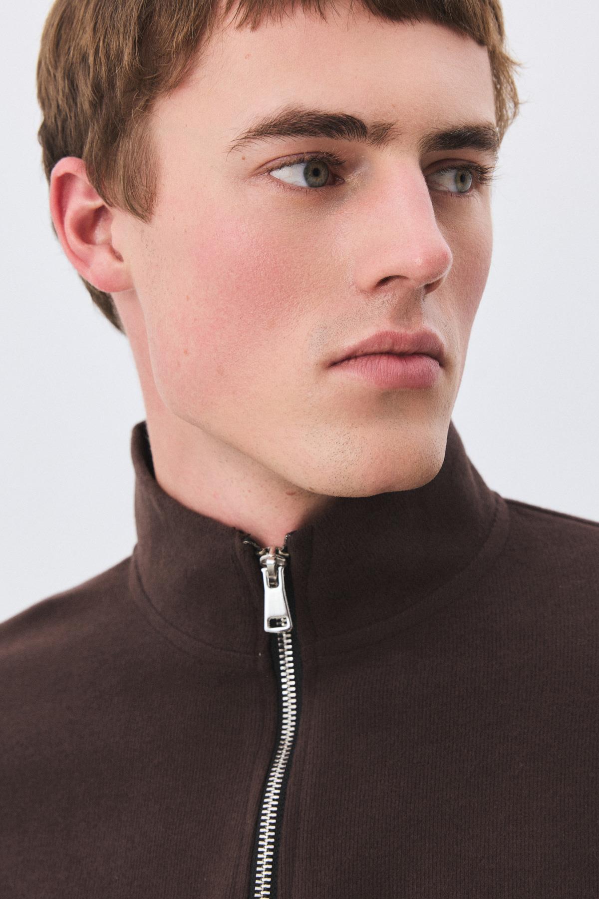 Erkek Standart Fit Pamuklu Selanik Kumaş Yarım Fermuarlı Dik Yaka Sweatshirt Kahverengi