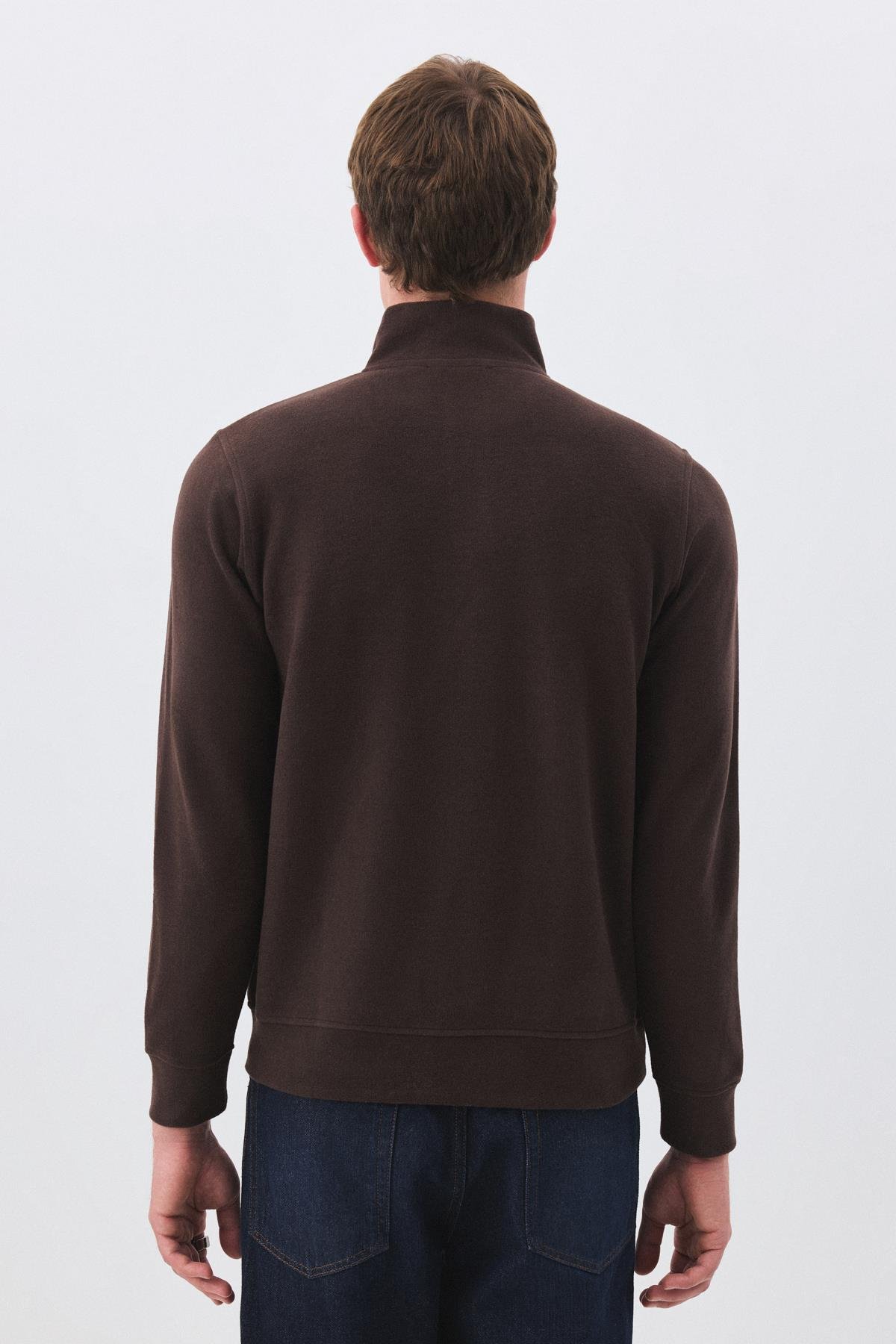 Erkek Standart Fit Pamuklu Selanik Kumaş Yarım Fermuarlı Dik Yaka Sweatshirt Kahverengi