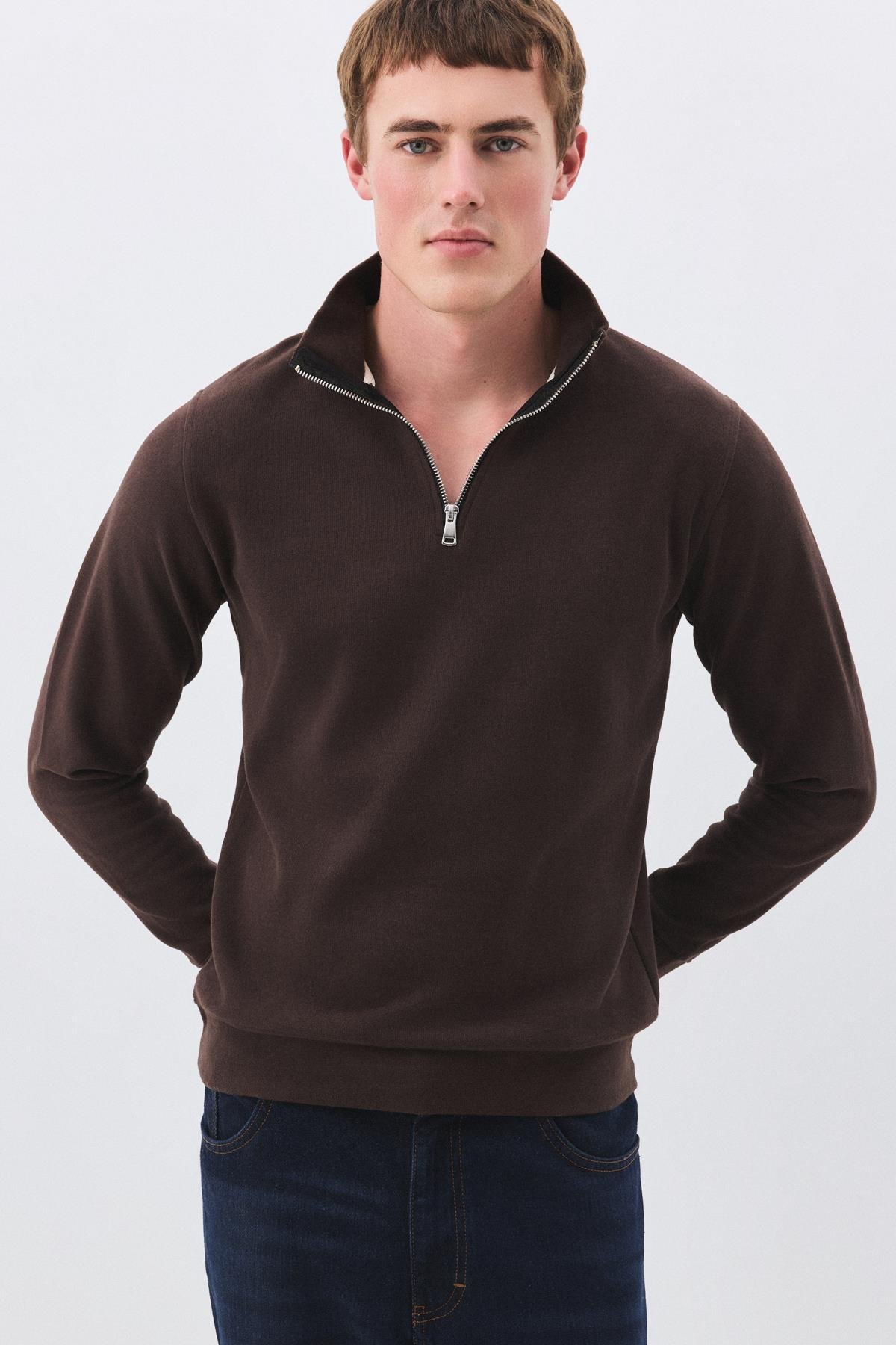 Erkek Standart Fit Pamuklu Selanik Kumaş Yarım Fermuarlı Dik Yaka Sweatshirt Kahverengi