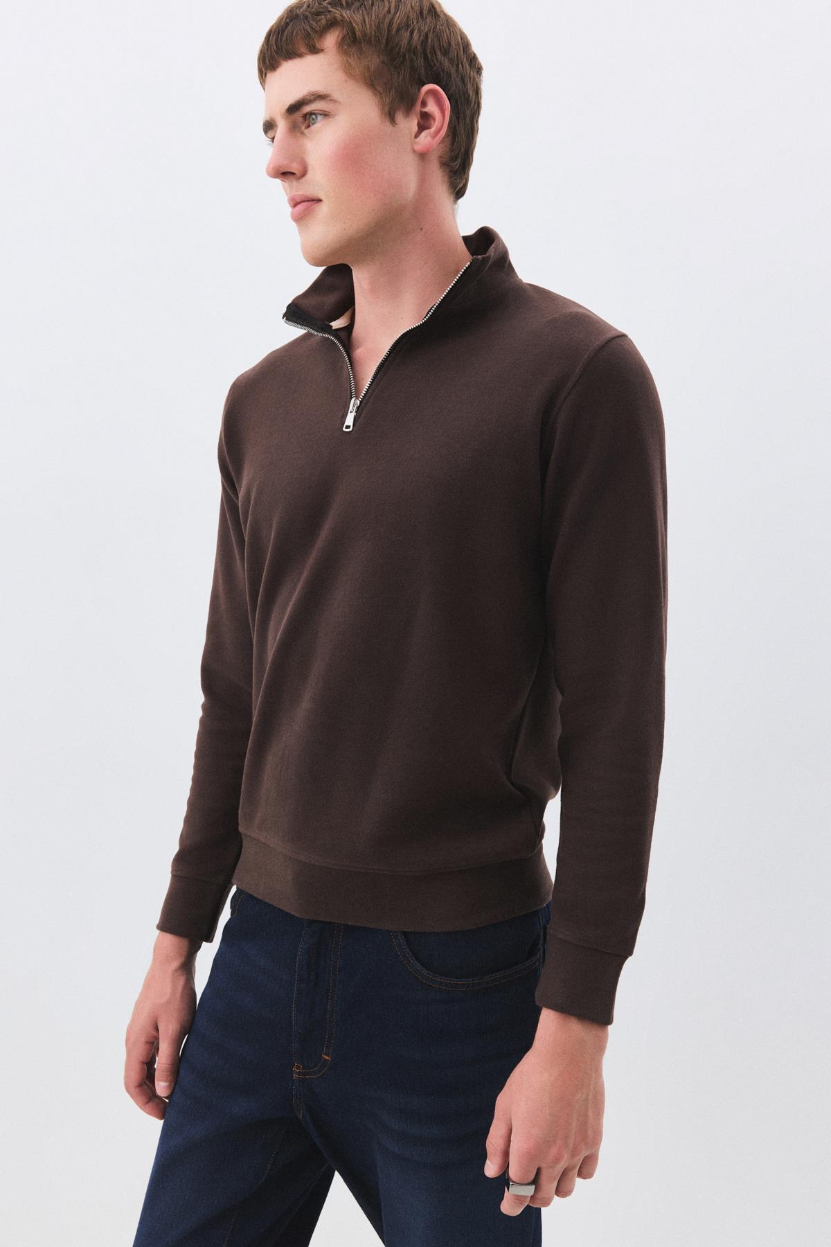 Erkek Standart Fit Pamuklu Selanik Kumaş Yarım Fermuarlı Dik Yaka Sweatshirt Kahverengi