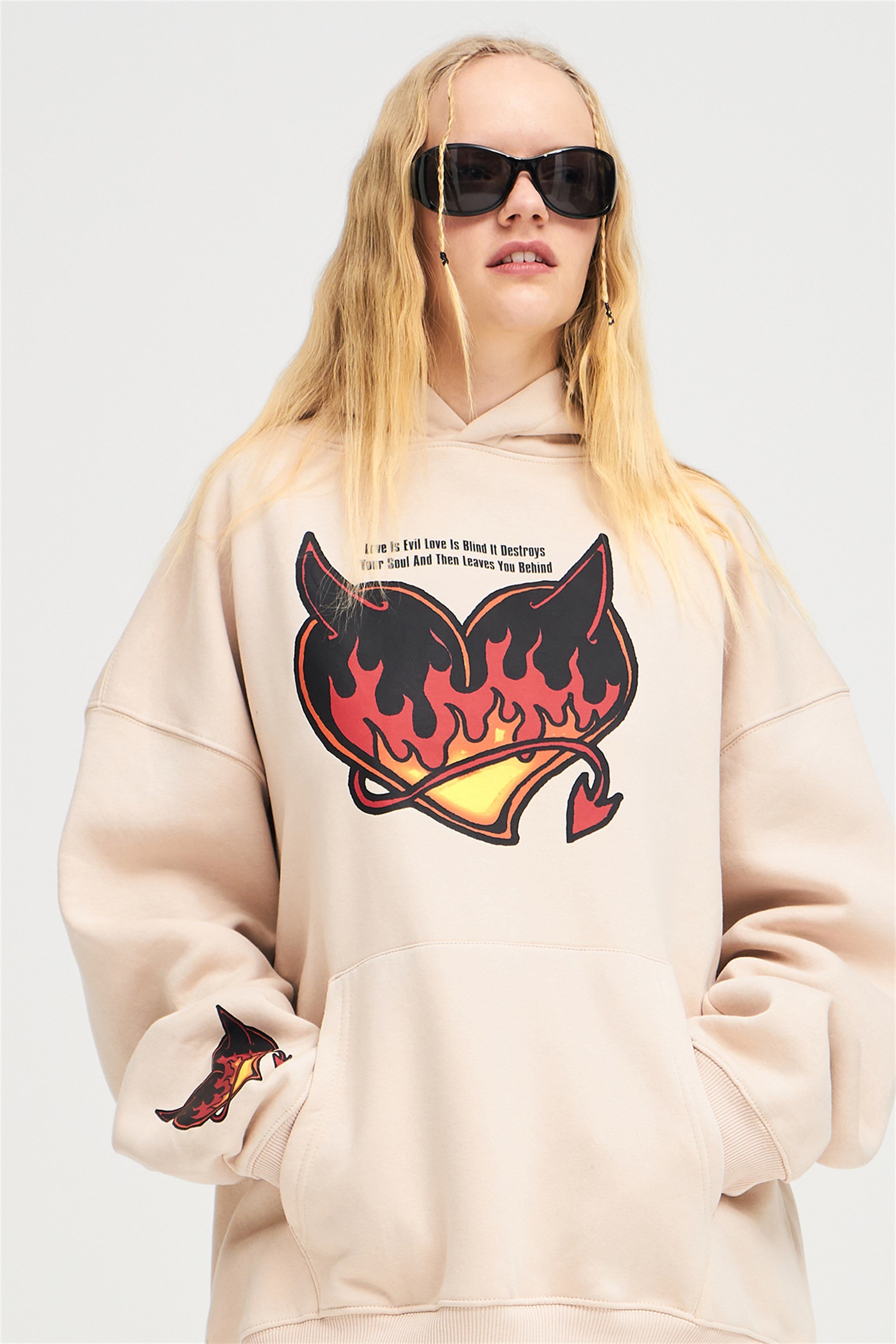 Trendiz Unisex Love İs Evil Sweatshirt Hoodie Taş