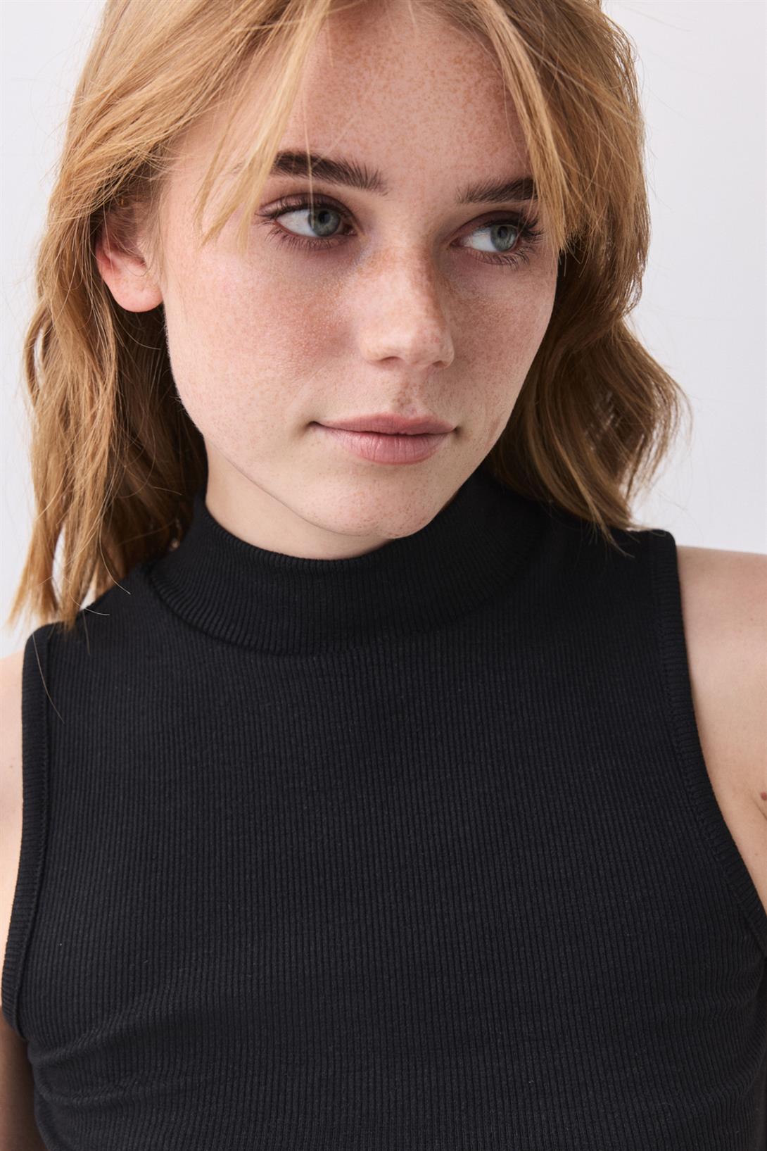 Kadın Balıkçı Yaka Kolsuz Bluz Siyah 9020