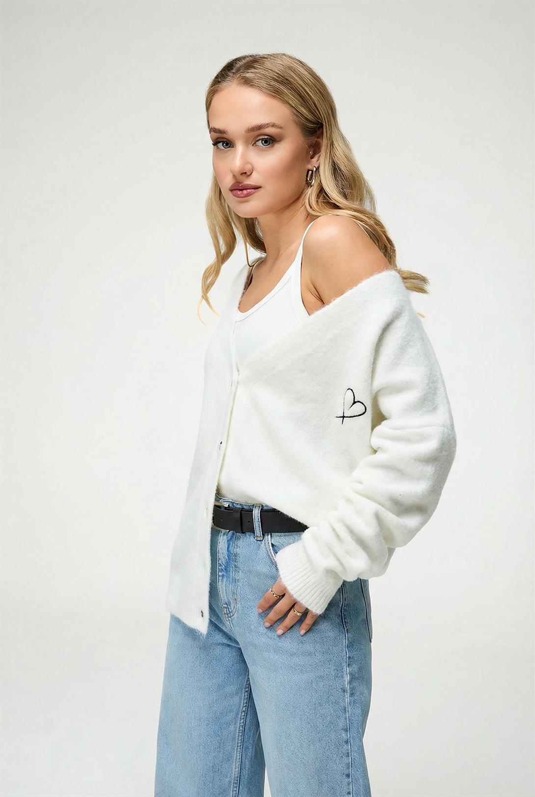 Kadın Oversize Yün Karışımlı Premium Kalp Nakışlı Hırka Kemik 6953