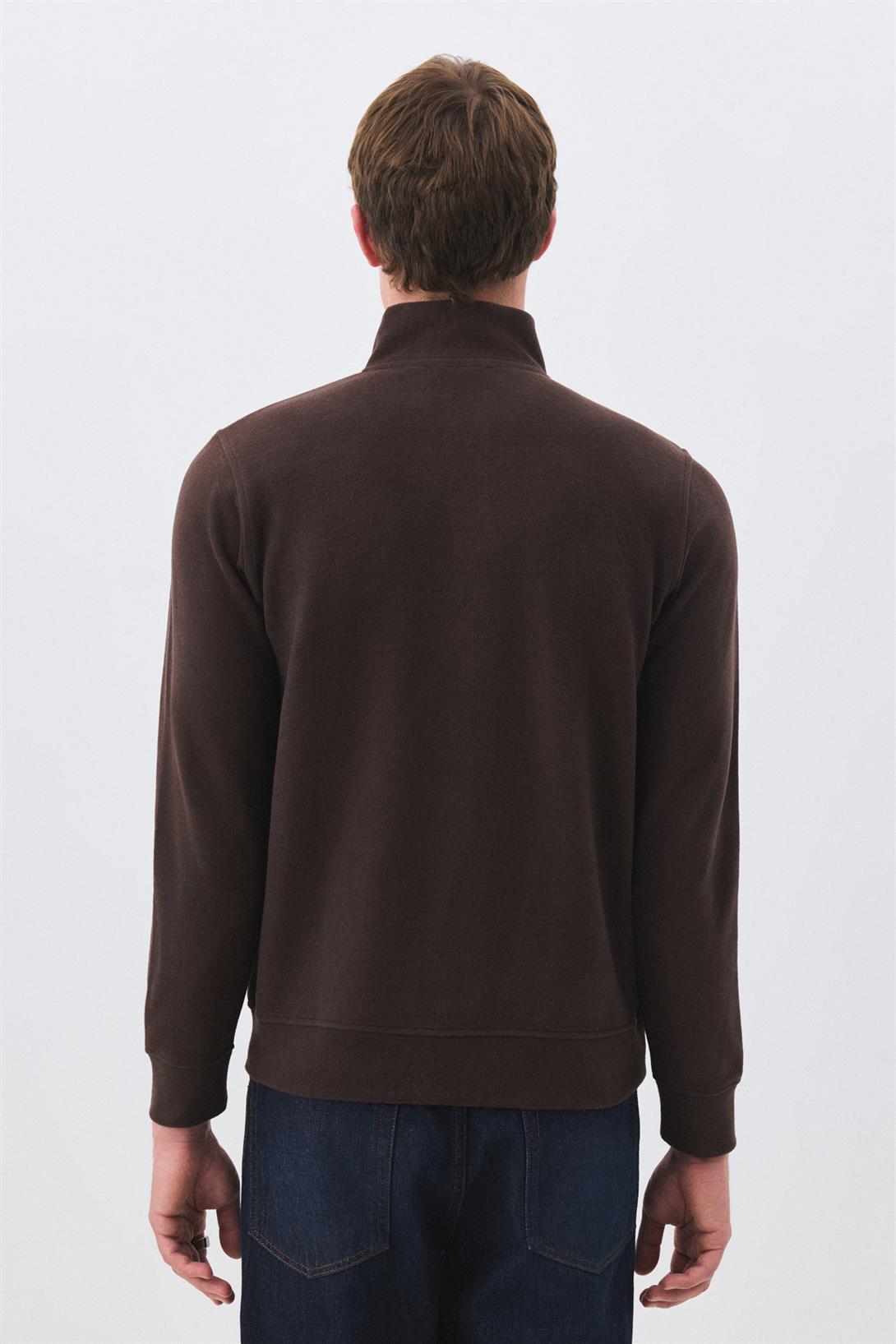 Erkek Standart Fit Pamuklu Selanik Kumaş Yarım Fermuarlı Dik Yaka Sweatshirt Kahverengi