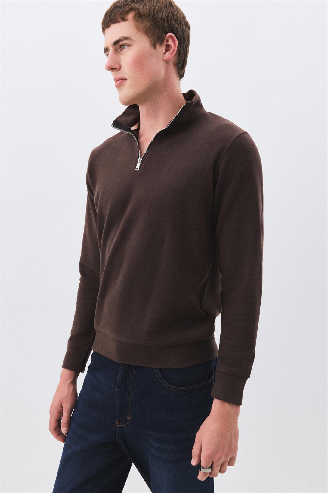 Erkek Standart Fit Pamuklu Selanik Kumaş Yarım Fermuarlı Dik Yaka Sweatshirt Kahverengi