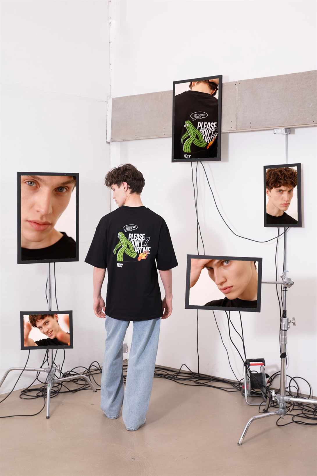 Trendiz Unisex Please Dont Hurt Me Siyah Tshirt