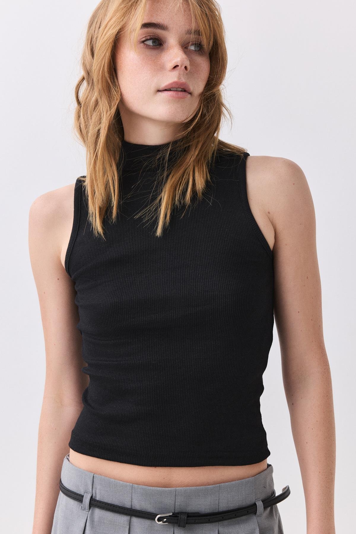 Kadın Balıkçı Yaka Kolsuz Bluz Siyah 9020