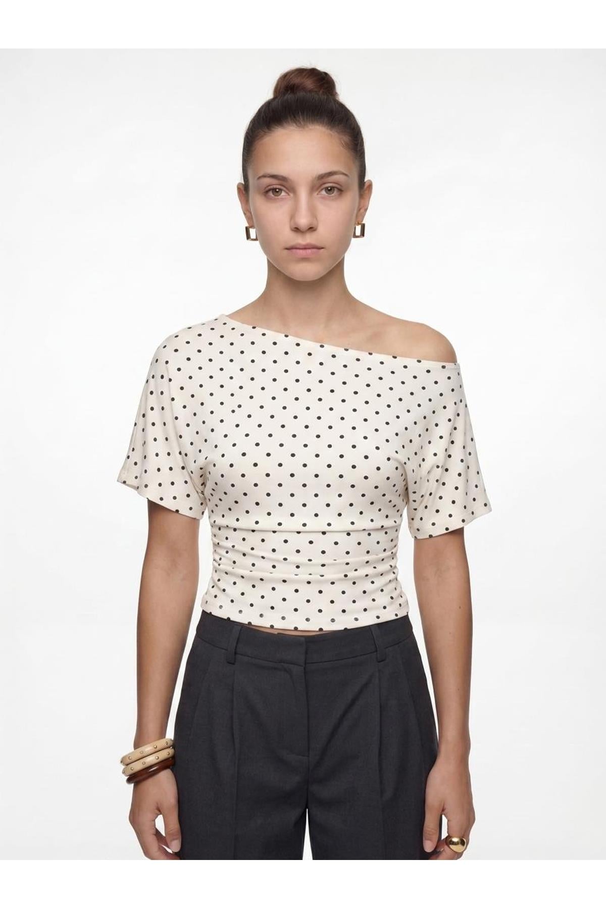 Kadın Açık Yaka Puantiyeli Bele Oturan Bluz Beyaz