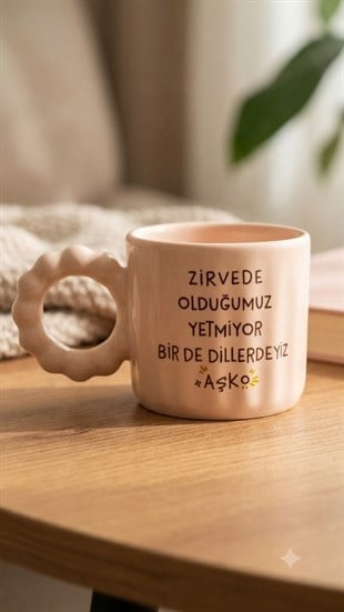 Zirvede Olduğumuz Yetmiyor Bir De Dillerdeyiz Aşko El Yapımı Krem Parlak O Kupa (Pembe Kulp) - Hediye Seramik Kupa