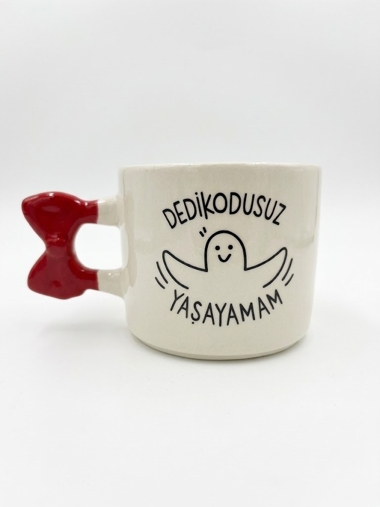 Dedikodusuz Yaşayamam El Yapımı Krem Parlak Kurdele Kulp Kupa - El İşçiliği Hediyelik Kupa Bardak Mug
