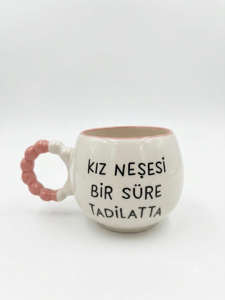 Kız Neşesi Bir Süre Tadilatta El Yapımı Krem Parlak Puf Kupa - El İşçiliği Hediyelik Kupa Bardak Mug