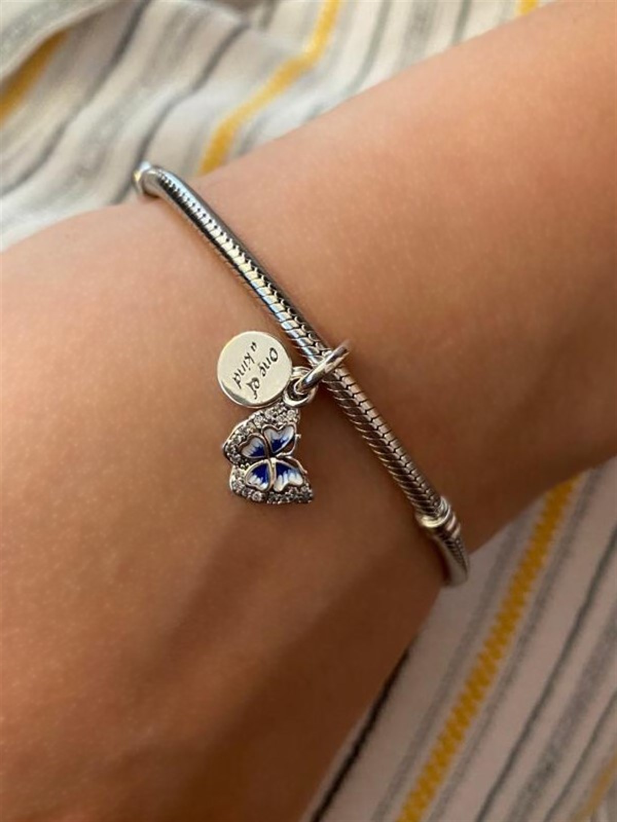  Mavi Kelebek ve Türünün Tek Örneği Yazılı Çift Sallantılı Gümüş Charm