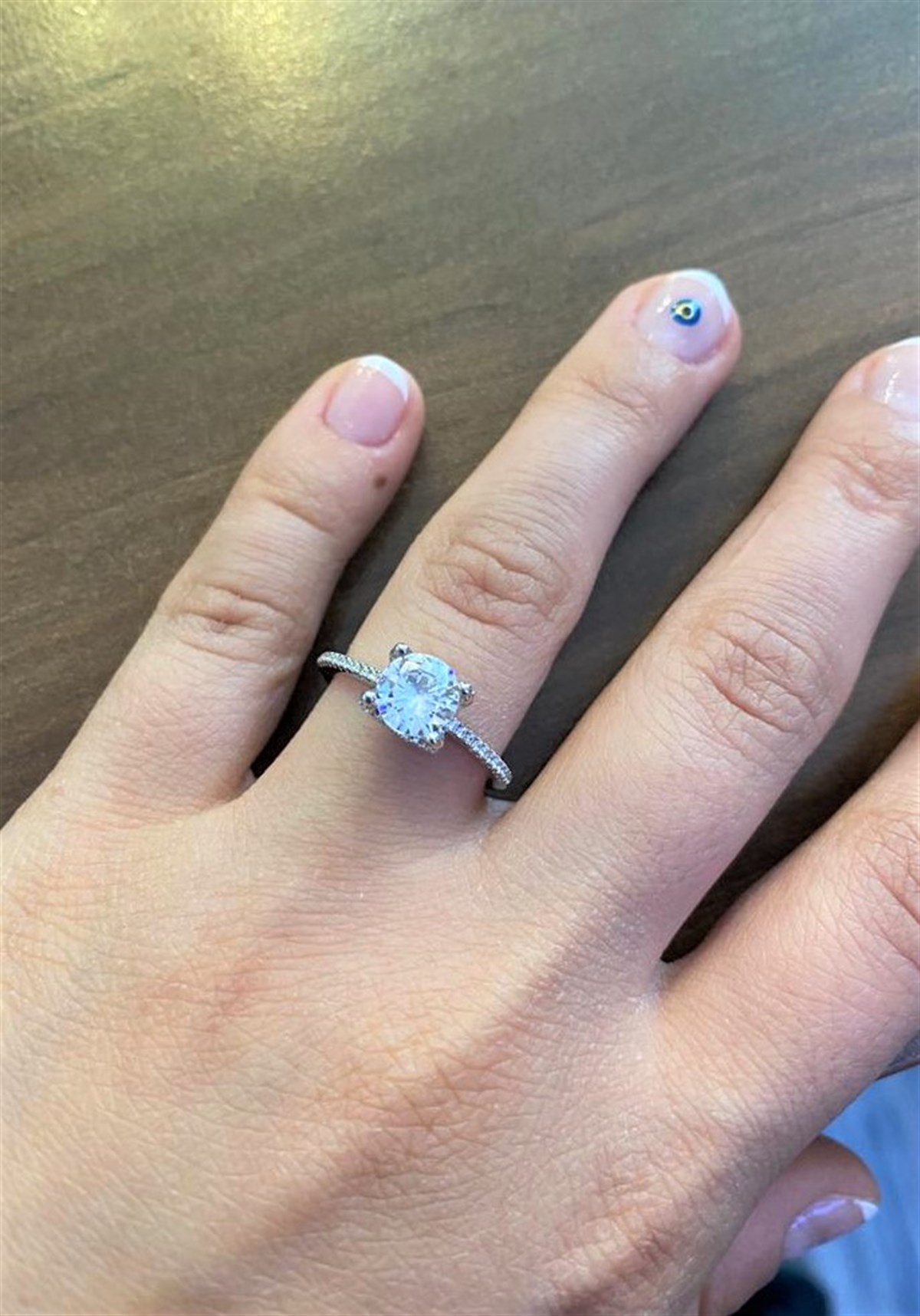 Bayan Yuvarlak Model Yanları Taşlı Tektaş Gümüş Yüzük