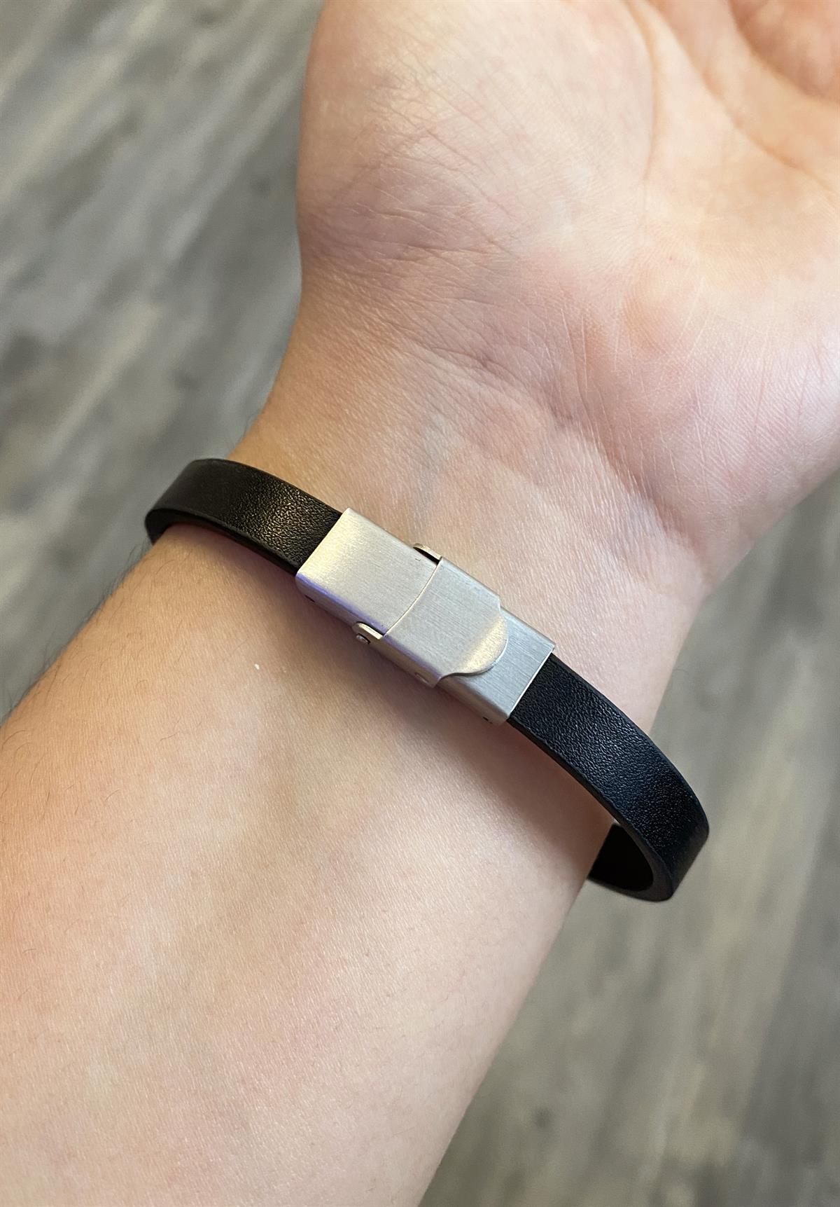 Erkek Sembol Detay Siyah Deri Bileklik