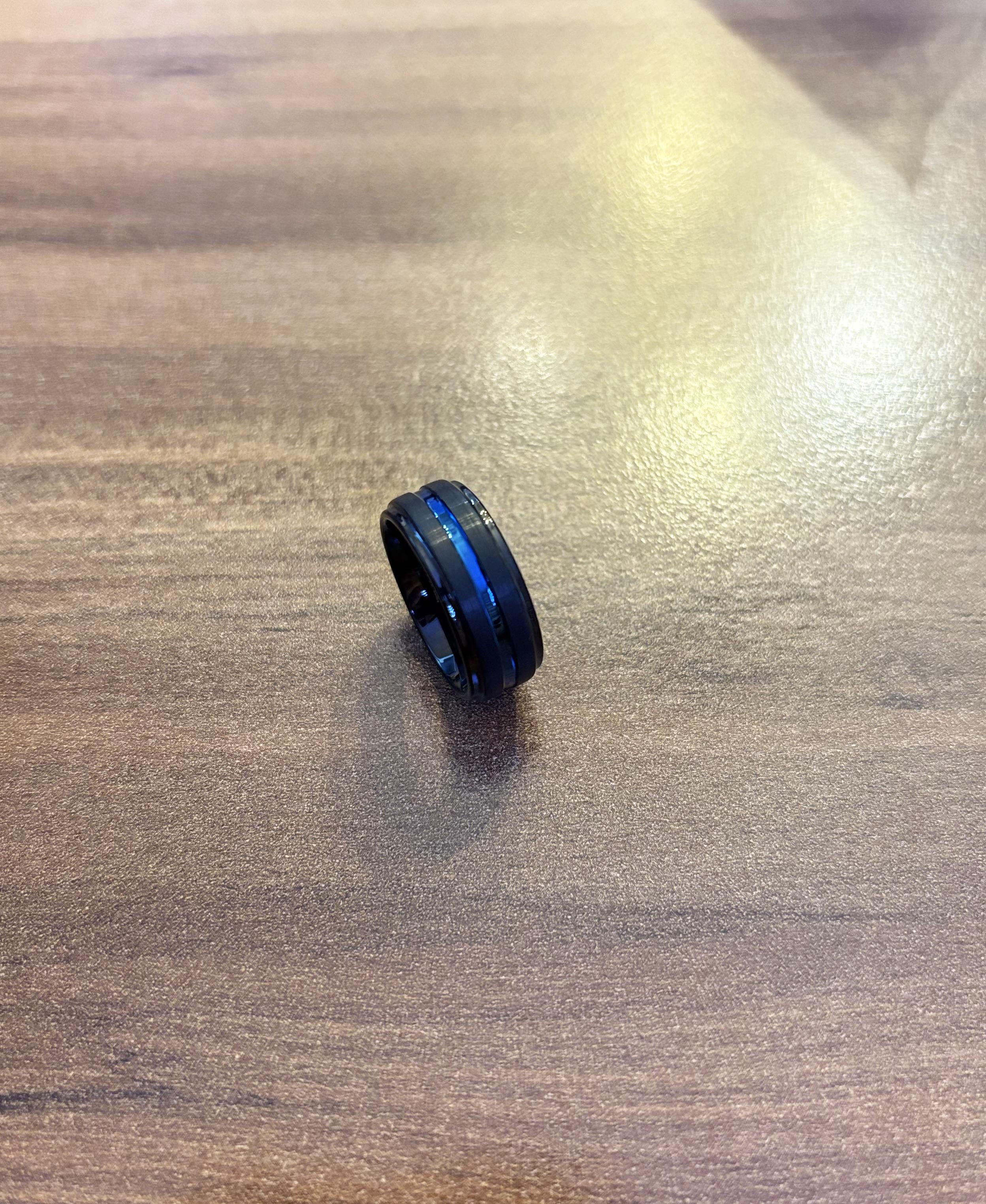 Erkek Siyah Renk Mavi Çizgi Detay Tungsten Yüzük