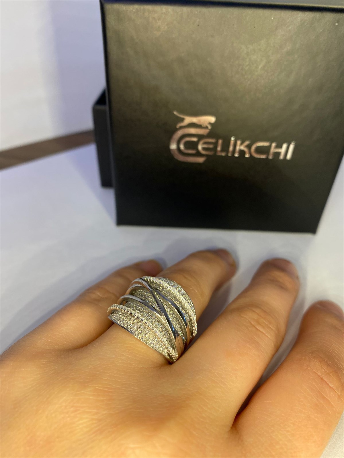 Gümüş İthal Ve Kararma Yapmaz Swarovski Taş Çizgi Detay Tasarım Yüzük