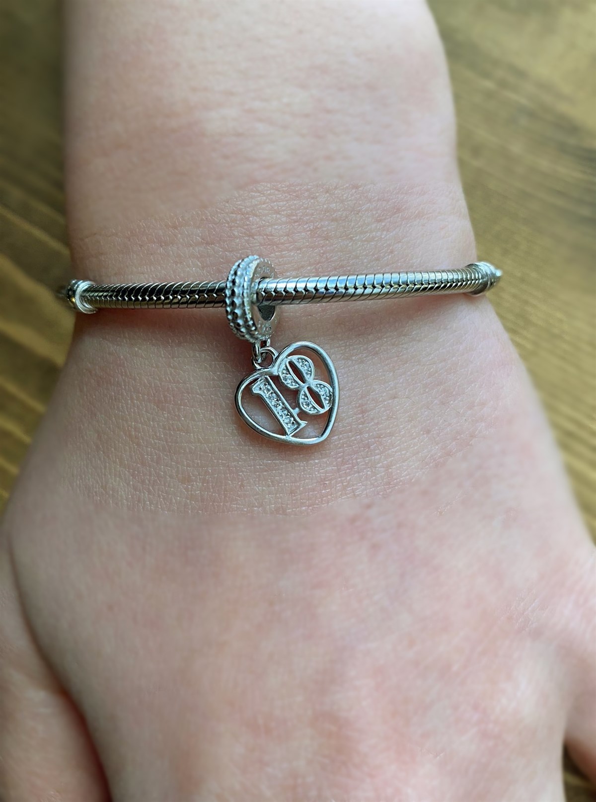 Kadın 18 Yazılı Taşlı Gümüş Charm