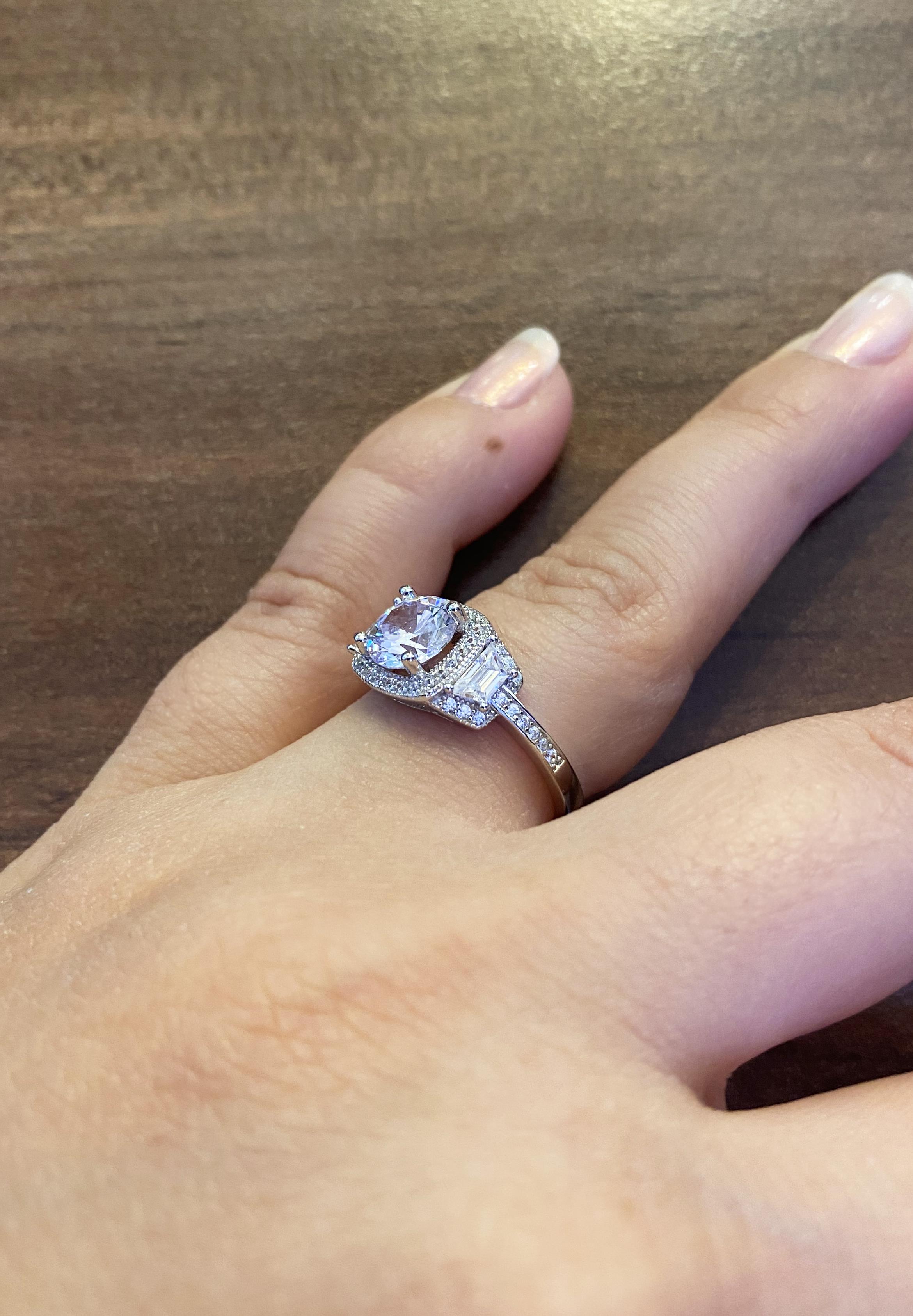 Kadın Çerçeveli Tektaş Model Taşlı Gümüş Yüzük