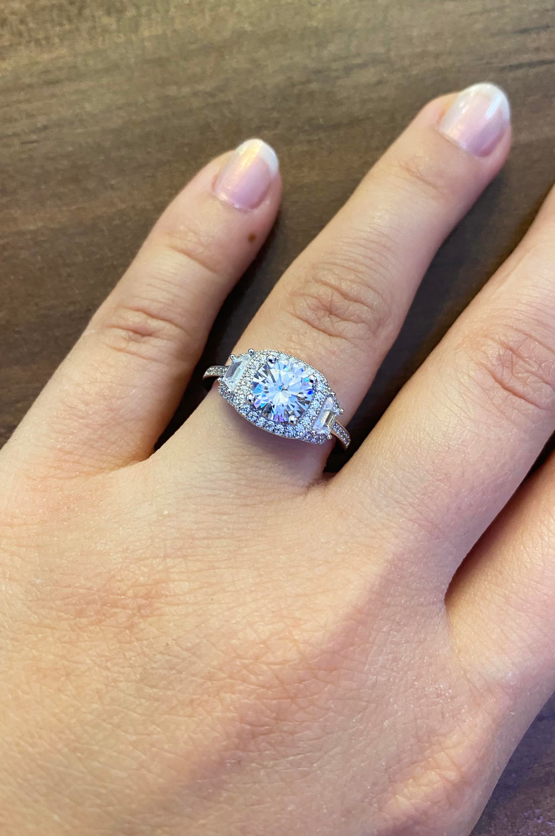 Kadın Çerçeveli Tektaş Model Taşlı Gümüş Yüzük