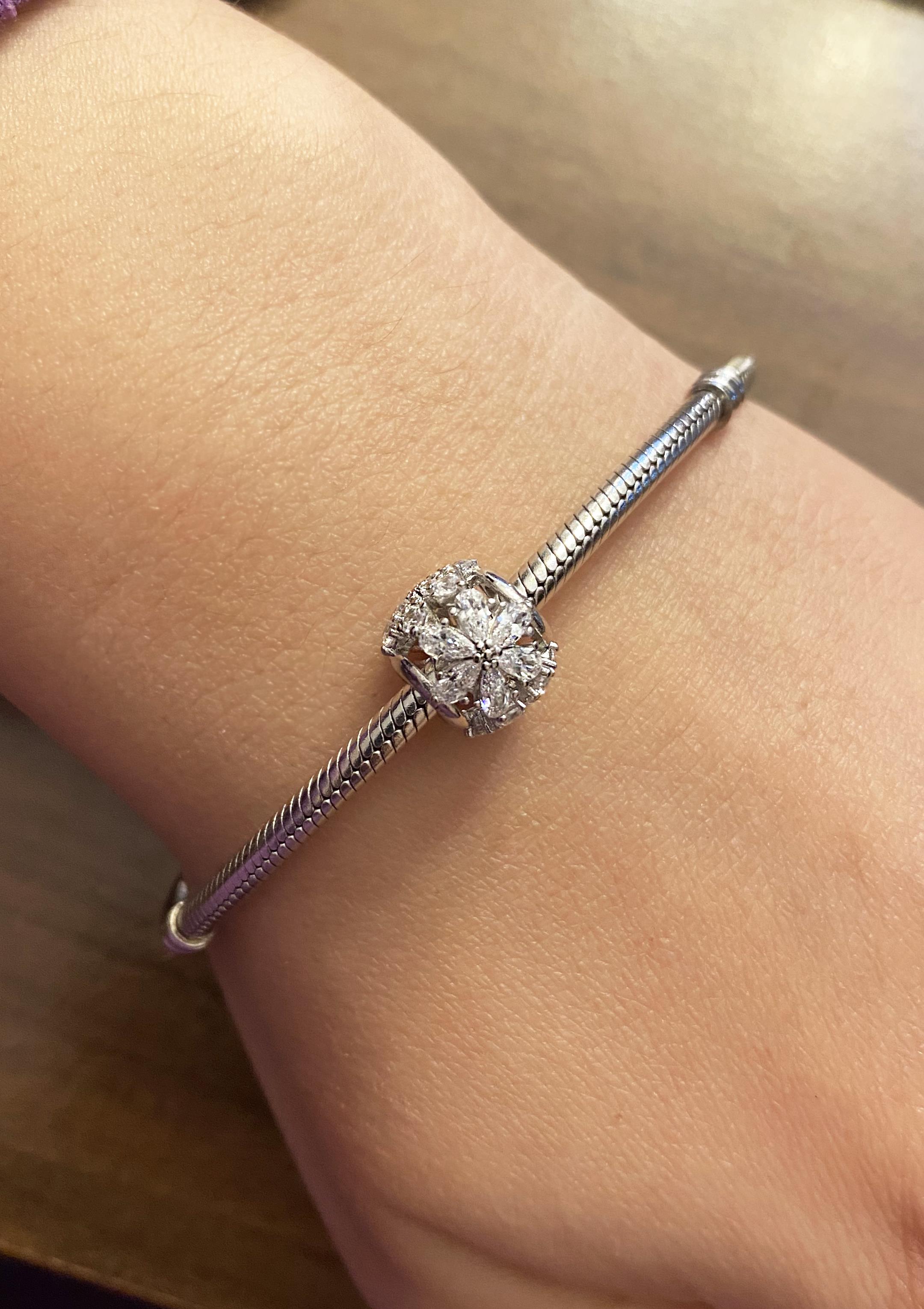 Kadın Çiçek Model Taşlı Gümüş Charm