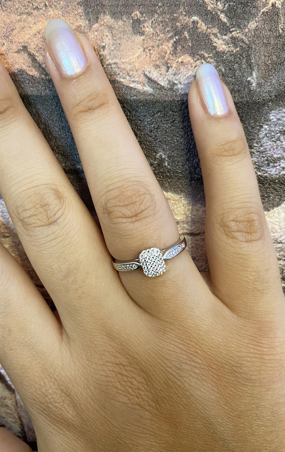 Kadın Dikdörtgen Model Sıralı Taş Detay Gümüş Yüzük