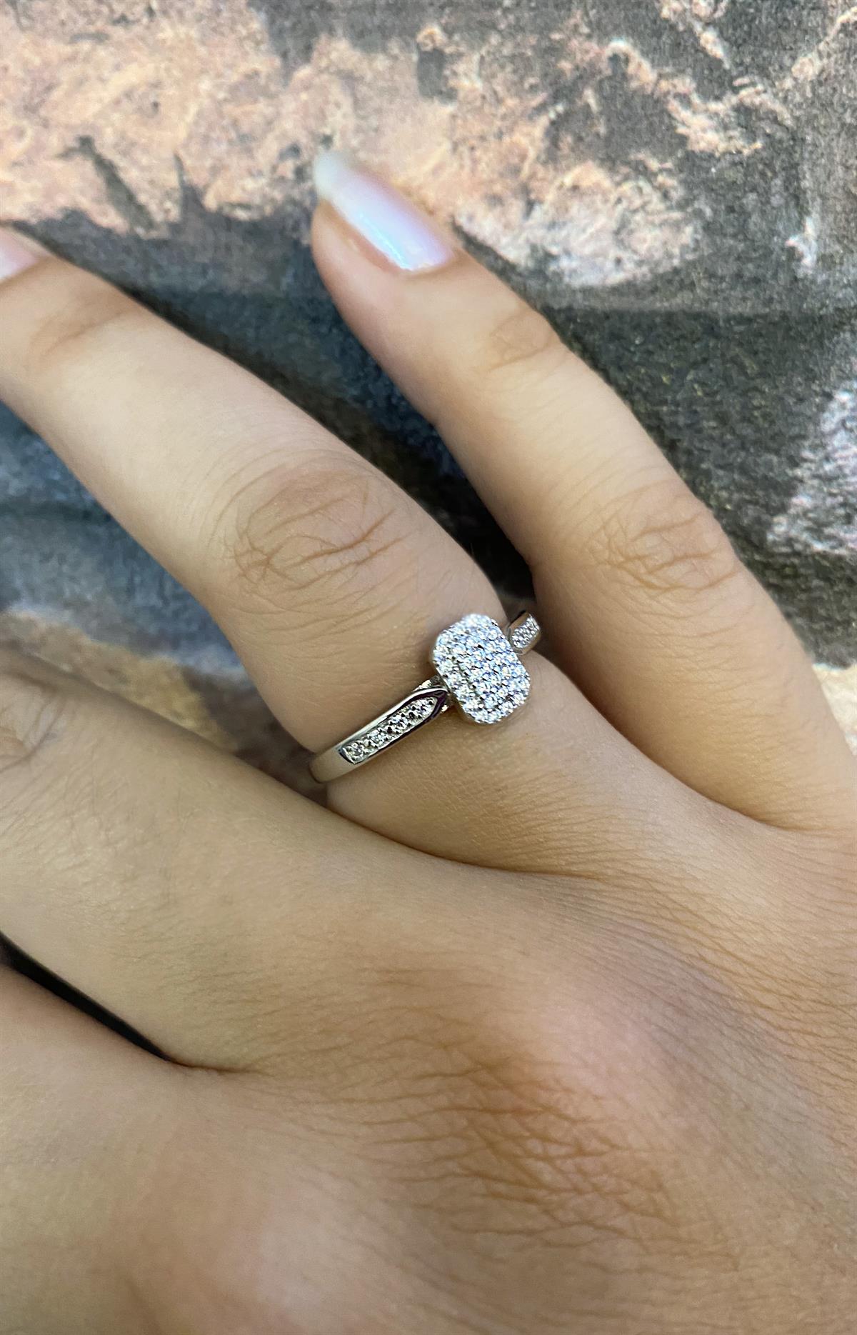 Kadın Dikdörtgen Model Sıralı Taş Detay Gümüş Yüzük